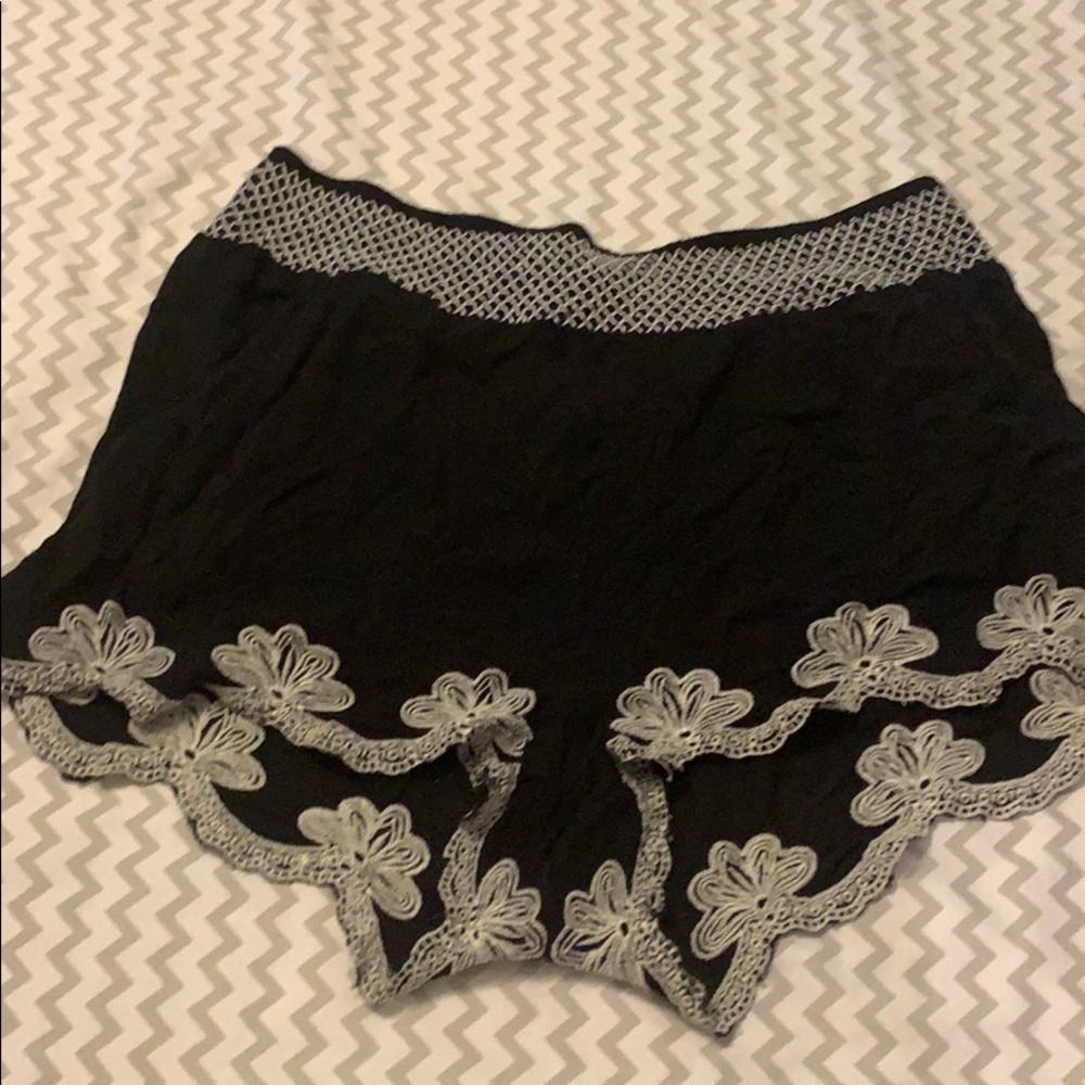 Thin shorts with flower detail